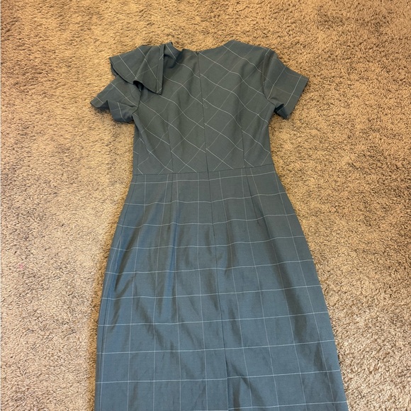 2 FOR $25 Banana Republic Gray Plaid Wool Sheath Dress Ruffle Shoulder Stretch 0 - Picture 8 of 8